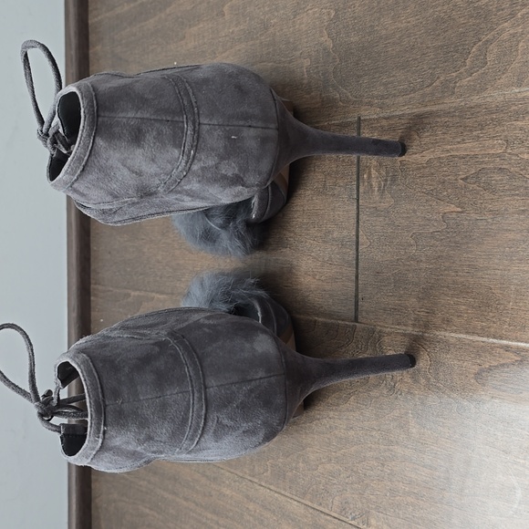 Michael Kors Furry Sandals - Picture 5 of 7